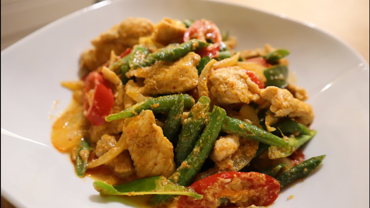 Thai stir fry pork in red curry (Moo Pad Prik Gaeng)