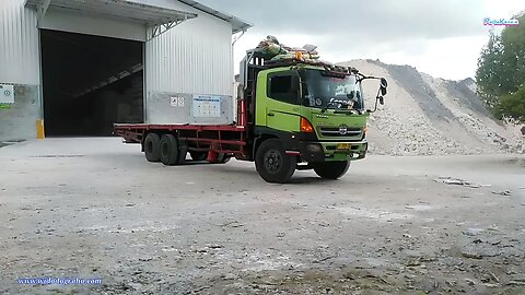 JMJ's Tronton Lostbak Truck Enters the Calcite Warehouse in Gunungkidul