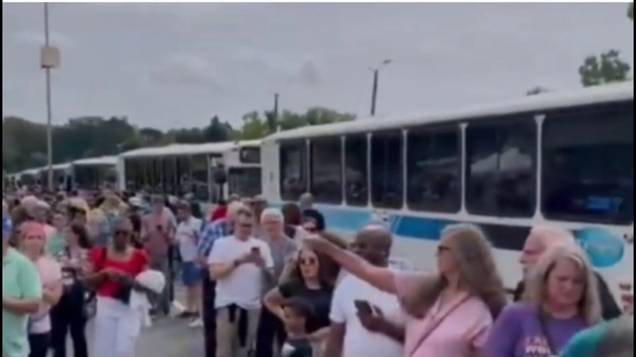 Kamala campaign *CAUGHT* busing in rally attendees.....