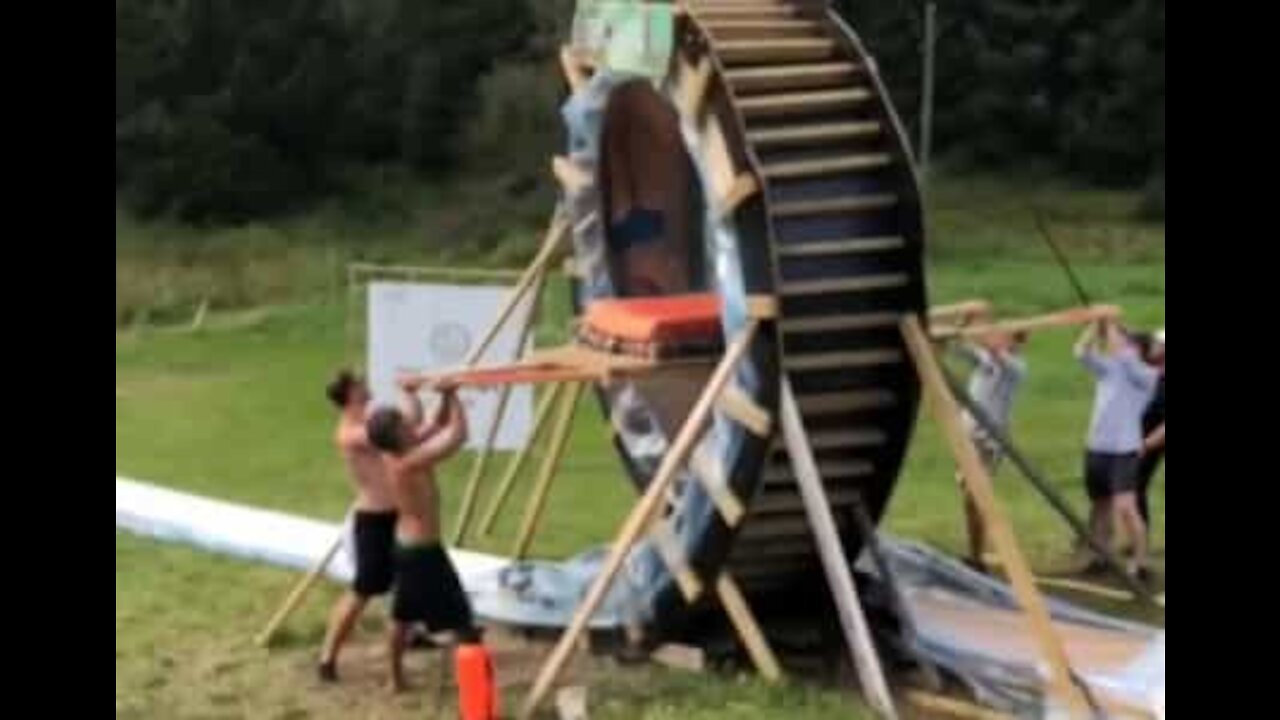 Un toboggan géant pour une fête démente