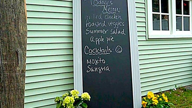 5 Easy Steps to Make Your Own Holiday Chalkboard