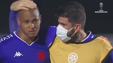 Jovem goleiro Lucão chorando muito após a eliminação do Vasco