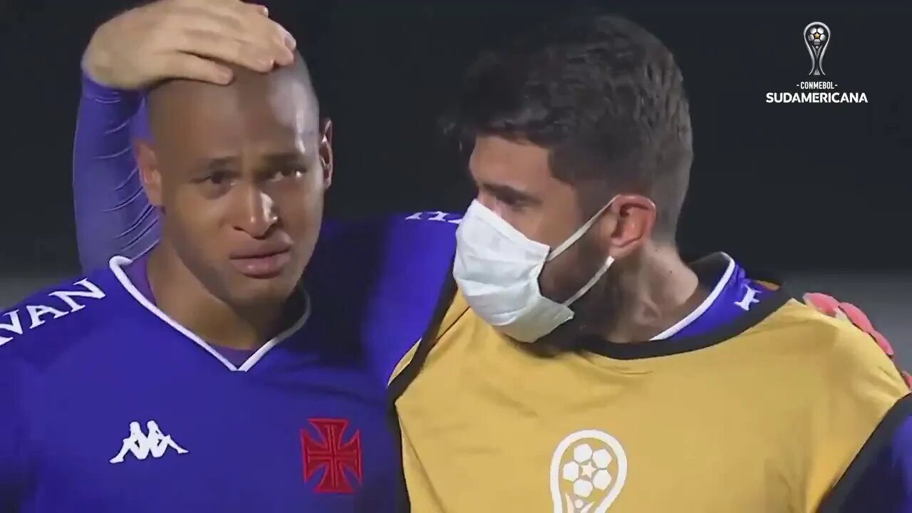 Jovem goleiro Lucão chorando muito após a eliminação do Vasco