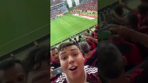 Flamenguista comemorando antes da hora (o jogador errou o pênalti)