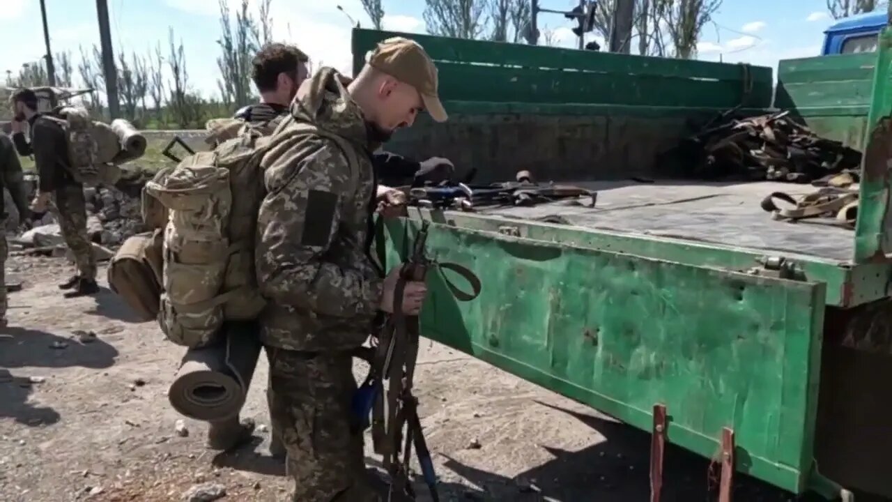 19.05.2022 Surrender of prisoners' weapons at the exit from Azovstal