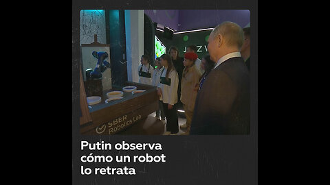 Putin observa cómo un robot dibuja su retrato