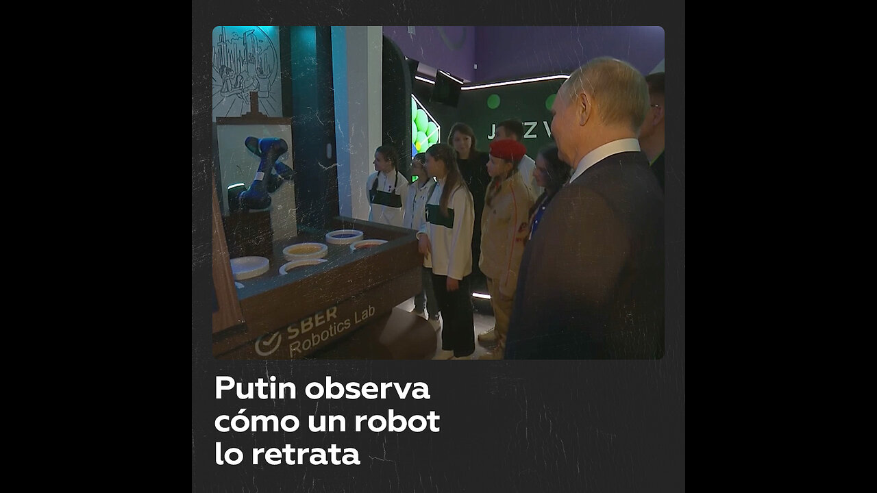 Putin observa cómo un robot dibuja su retrato
