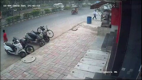 INDIAN road accident / BE CAREFUL/ ELECTRIC BUS BREAK FAILURE / accident videos / (part 01)