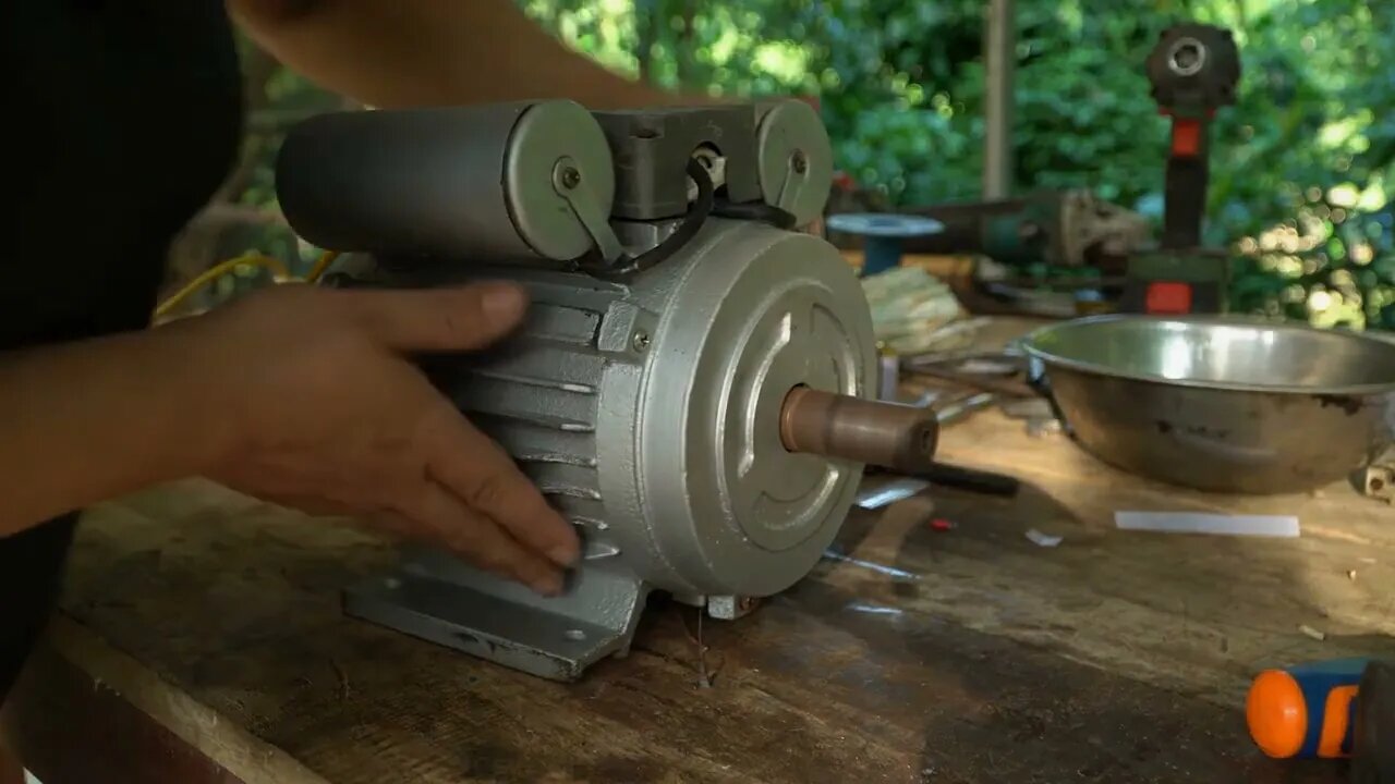 1💡 Genius Girl - helps sawmill fix 1.2KW motor for free, very impressive.