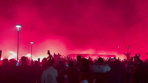 Rua de Fogo da torcida do Internacional na chegada do time para o jogo decisivo contra o River Plate