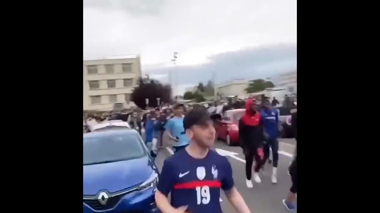 PSG Fans while waiting for Leo Messi 🔥🔥