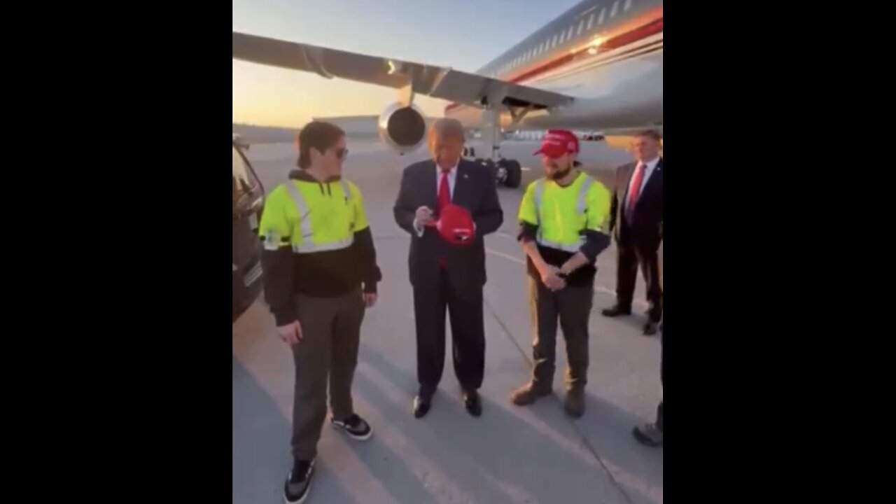 TRUMP❤️🇺🇸🥇SIGNS AIRPORT GROUND CREW MAGA HATS👷‍♂️✍️💙🇺🇸🛬⭐️