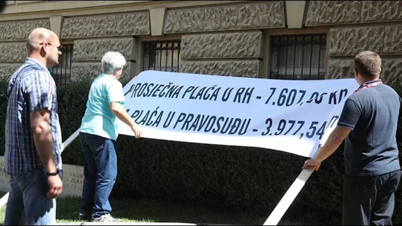 Zaposleni u pravosuđu prosvjeduju ispred zgrade suda