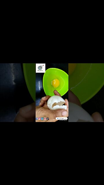 Crack an egg perfectly with one hand | how to break an egg | shorts