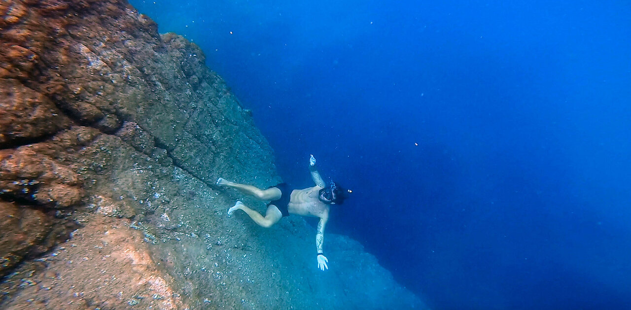 Walking underwater with empty lungs - Freediving techniques - Ile D'or