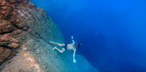 Walking underwater with empty lungs - Freediving techniques - Ile D'or