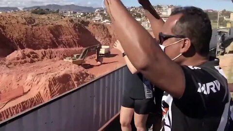 "VAI PRA CIMA DELES, TRATOR!" - Torcida do Galo Cantando na Obra da Arena do Galo