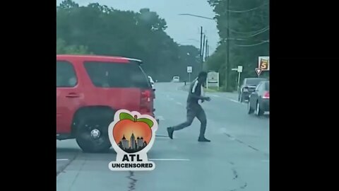 怎麼了？如果他從你的車上走過，你們會怎麼做？