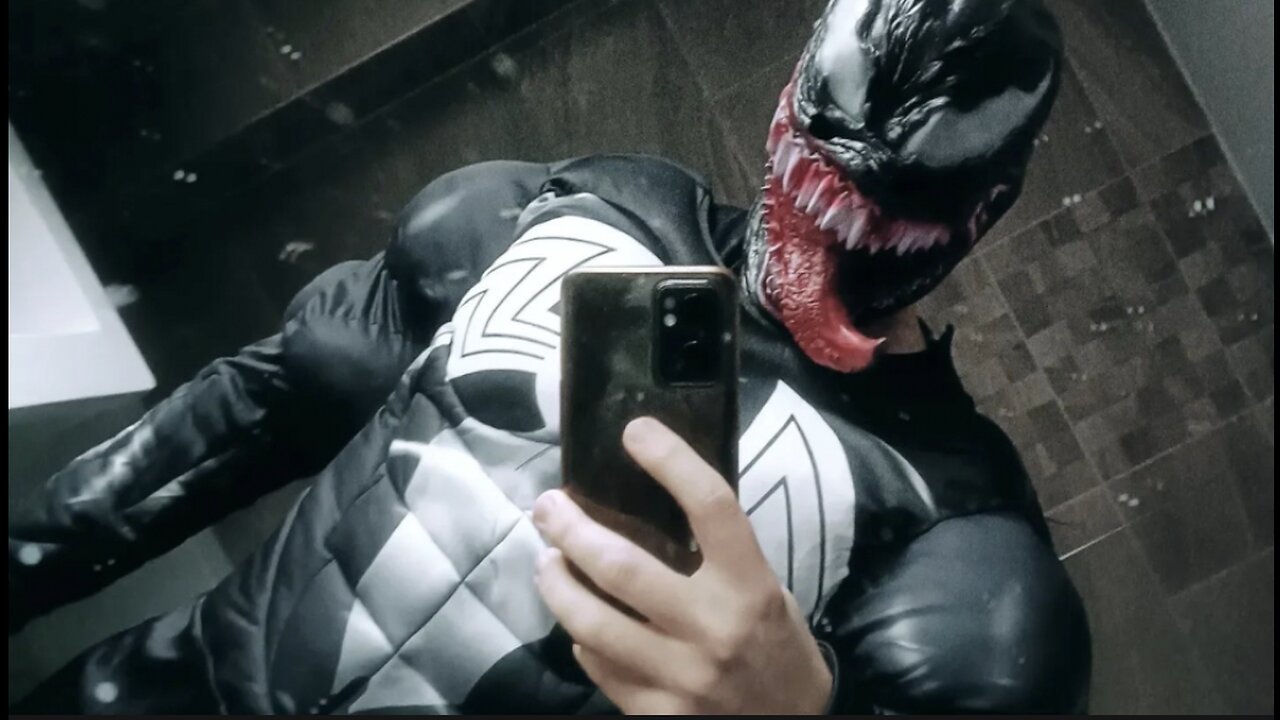 Venom Costume Review (Deluxe Edition)