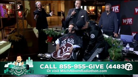 Mitch Albom shaves off goatee as part of SAY Detroit Radiothon