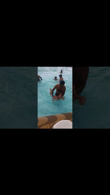 Crianca aprendendo a NADAR com o meu vovo - Aula - #shorts #linda #bebe