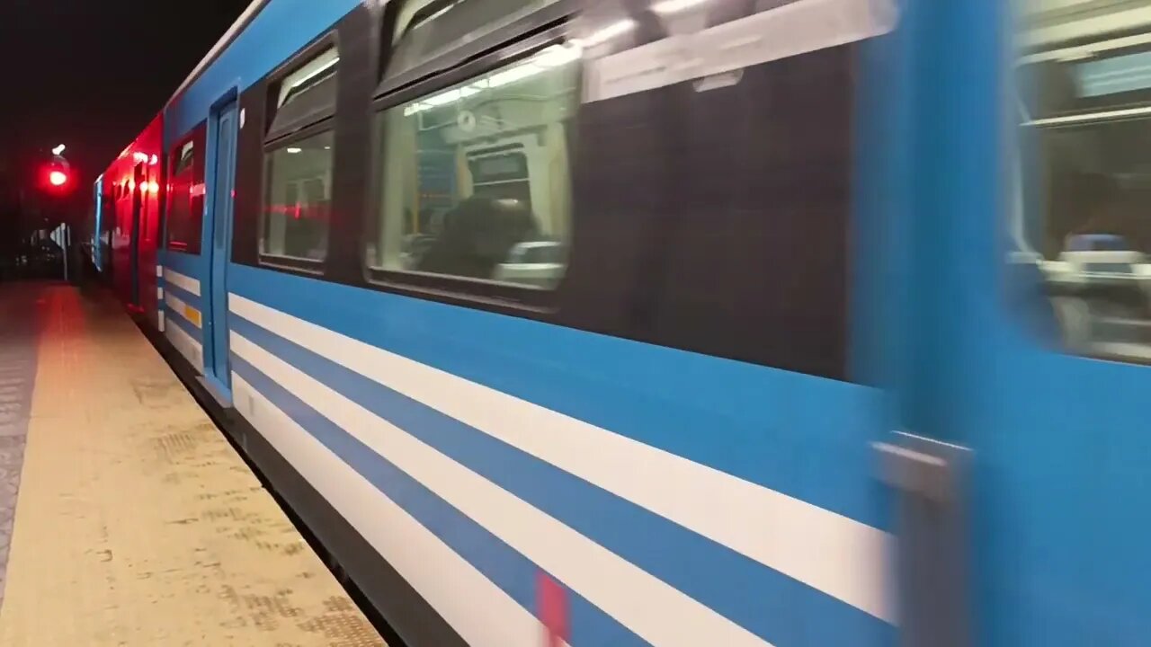 Tren CSR Sifang SMF22 entrando a estación José León Suárez.
