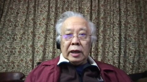 一輛汽車莫名的停到警察旁邊，司機拿著斧頭突然從車裡跳了出來沖向警察，從襲擊者打開車門到警察開槍用了8秒