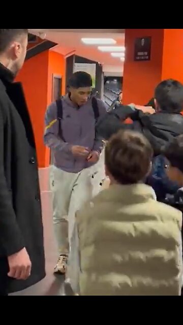 Jude Bellingham didn’t let one kid go without a photo. 👏