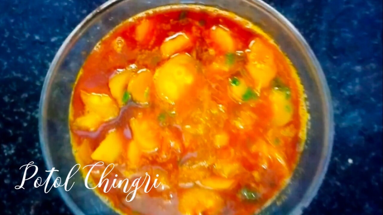 HOW TO MAKE POTOL CHINGRI | BENGALI RECIPE POTOL DIYE CHINGRI MACH IN HINDI | FOOD COURT