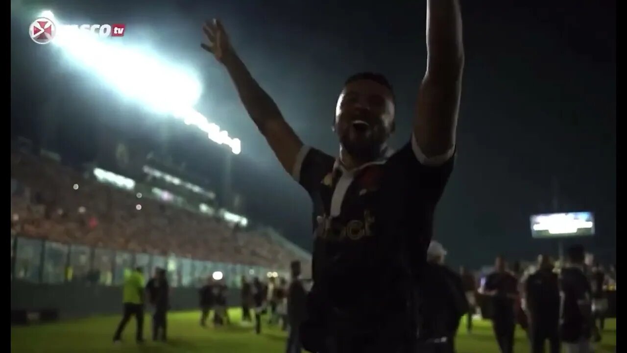 Paulinho Paula cantando com a torcida (Vasco 5x1 Coritiba)