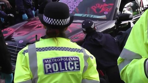 Police remove the wheels of a car get chained protesters out #metpolice