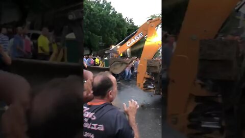 Senador Cid Gomes tenta entrar em batalhão da polícia com retroescavadeira e é baleado