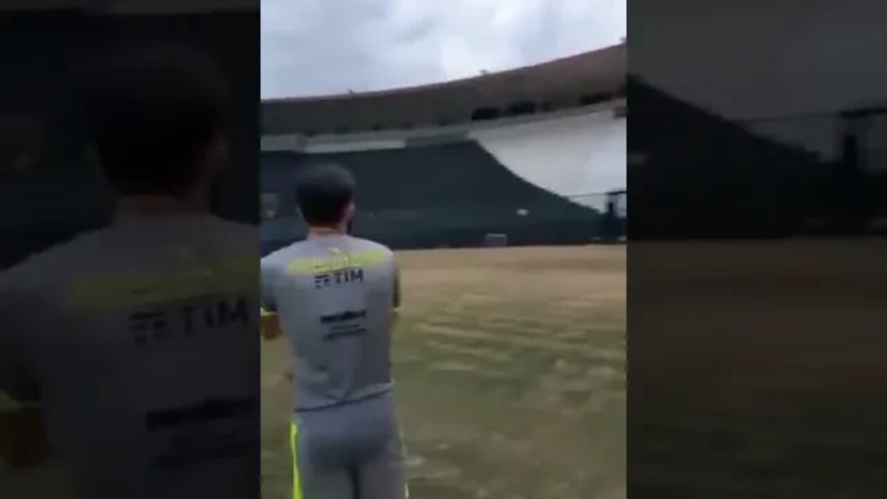 Andrey soltando pipa em São Januário