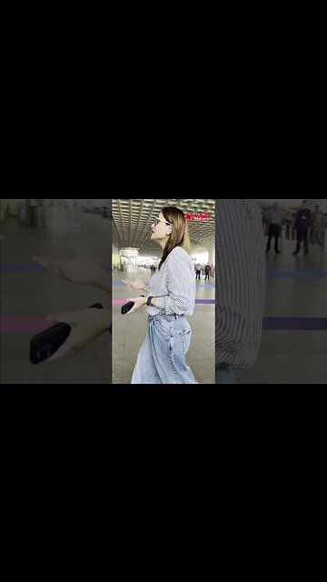 Actress Kareena Kapoor Arrives In Style At The Airport 📸✈️