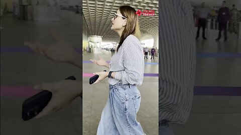 Actress Kareena Kapoor Arrives In Style At The Airport 📸✈️