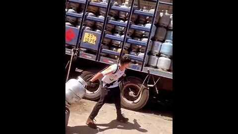 Homem do Gás acertando botijões no caminhão