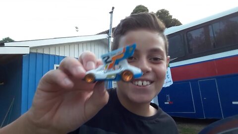 Gustavo mostrando os carrinhos da Hot Wheels