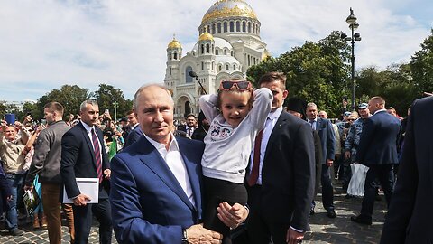 Vladimir Putin y Lukashenko con los invitados en la ciudad durante su visita a Kronstadt