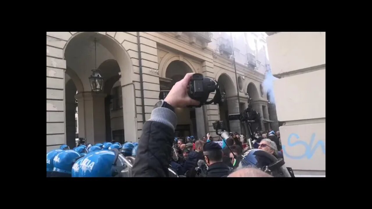 Torino : Tutti in fila per abbracciare Draghi !