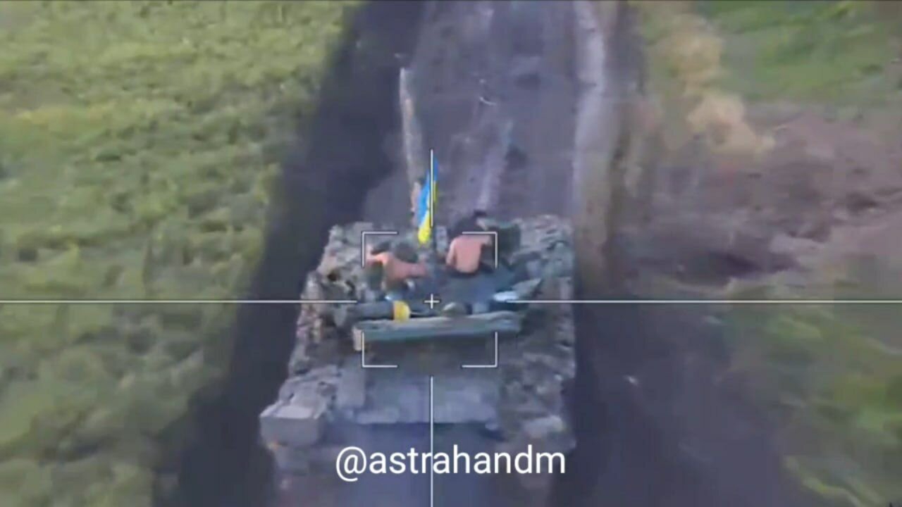 Russian Lancet's arrival on a Ukrainian T-64BV