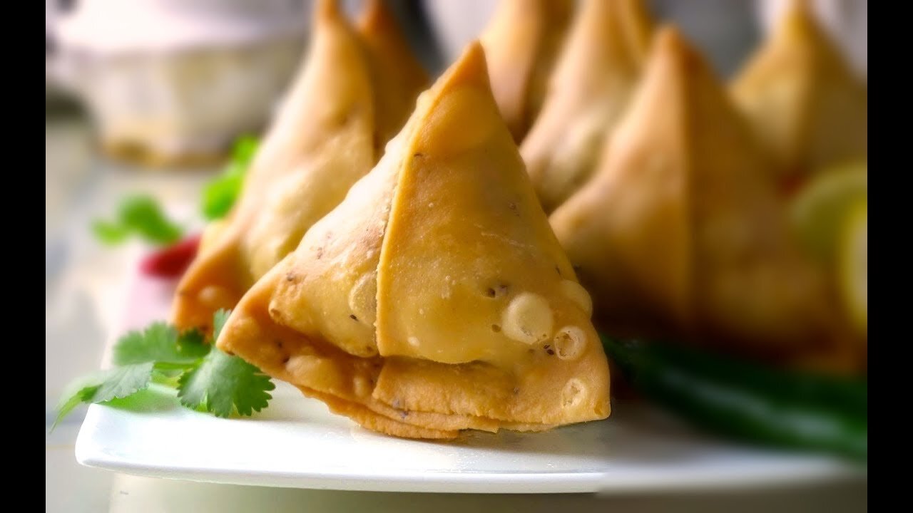 Street Food Aloo Kay Samosay Crispy Potato Samosas Recipe in Urdu | Pakistani recipe #trending