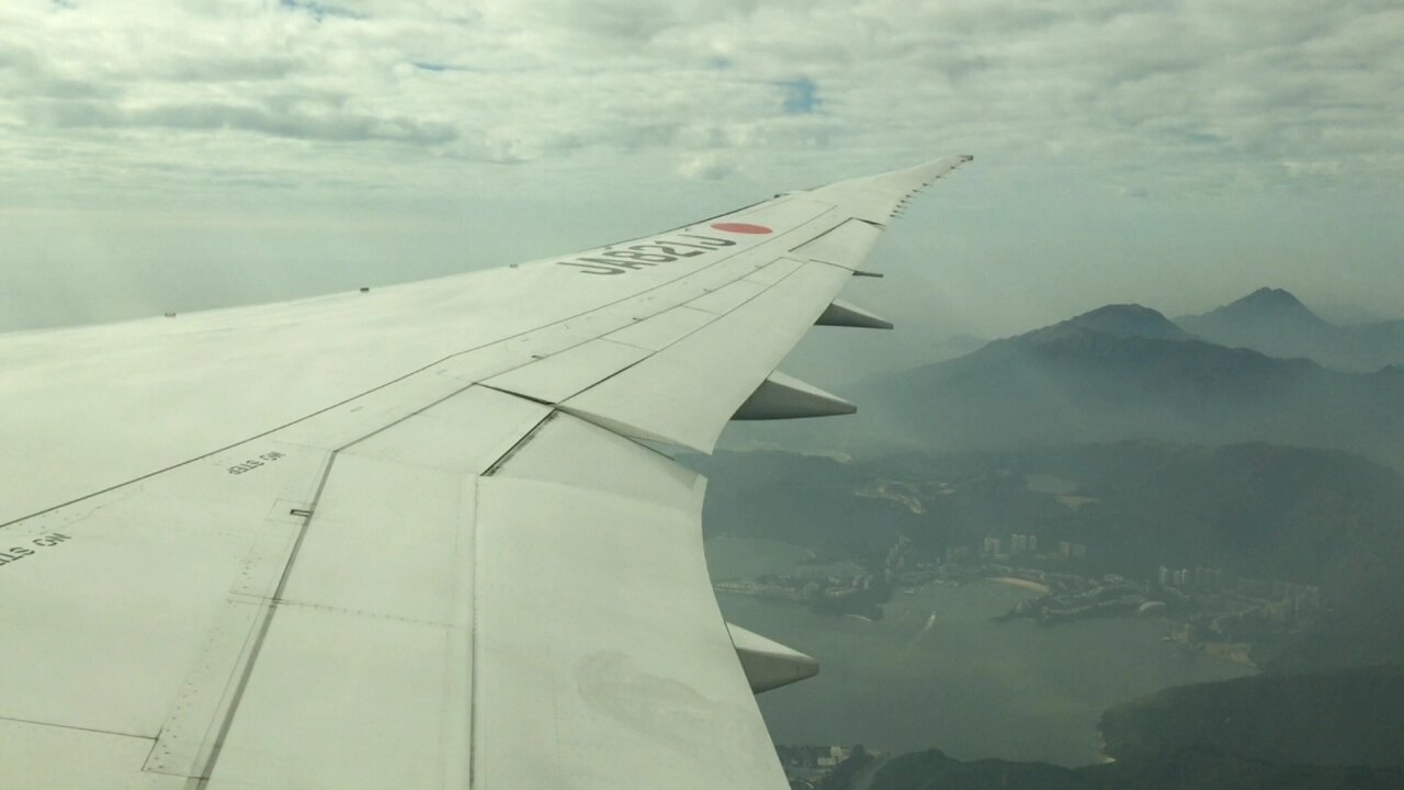 [AMAZING engines start up] Japan Airlines B787 takeoff at Hong Kong