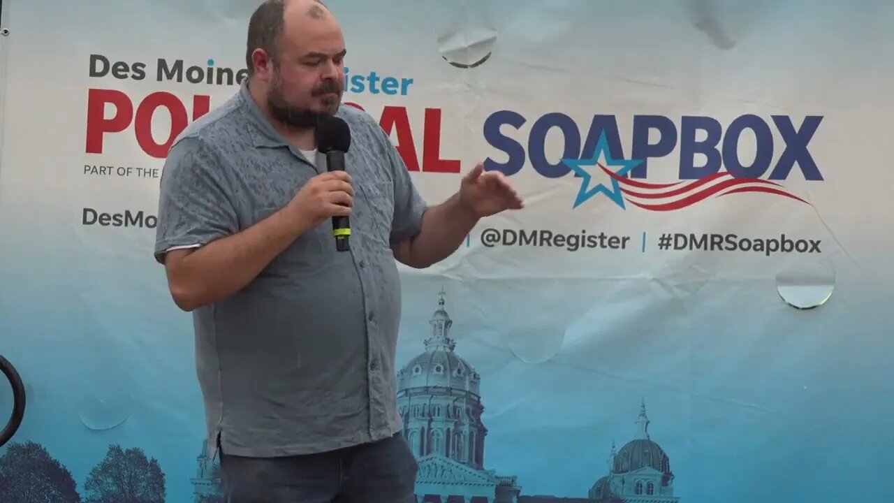 Ryan Melton speaks at the Des Moines Register Political Soapbox during the Iowa State Fair：/18