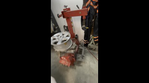 How I do tires on my old tires machine part 2