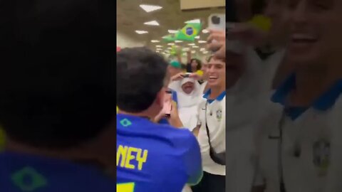 Brasileiros carregando um Sheik, no Catar