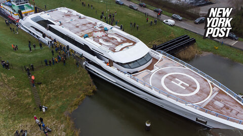 Yacht squeezes under bridge with less than 5 inches of clearance