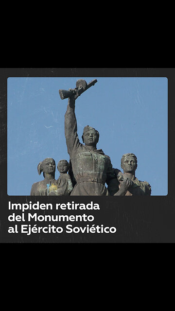 Activistas protegen el monumento en honor al Ejército Rojo en Bulgaria