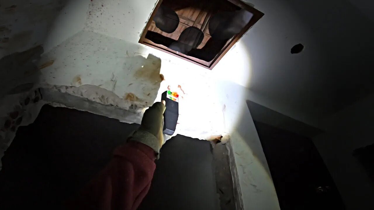 AS TRÊS IRMÃS ESTÃO PRESAS NO SÓTÃO DESSA CASA A ANOS