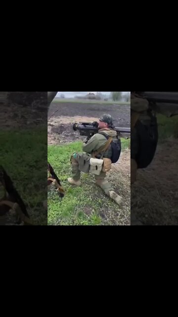 Ukrainian Troops Carry American PZRK Stinger and Polish PZRK Piorun (Grom-M) #shorts #war #army