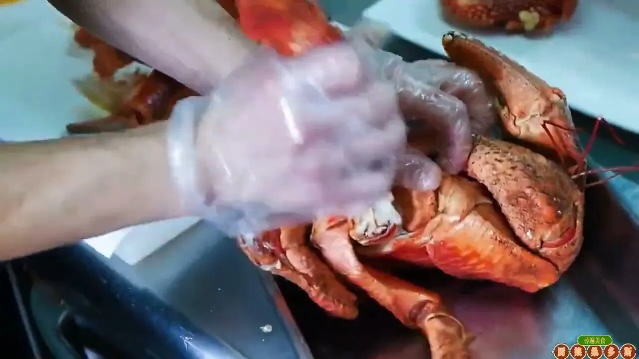 A kilo of coconut crab! It's fun to open a crab shell. Food6